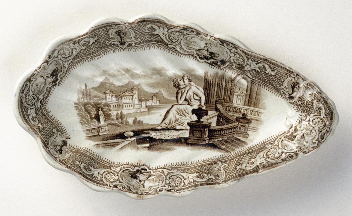 1999.0028.004 Earthenware pickle dish