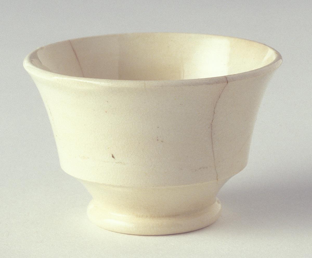1999.0033.002 Creamware teabowl