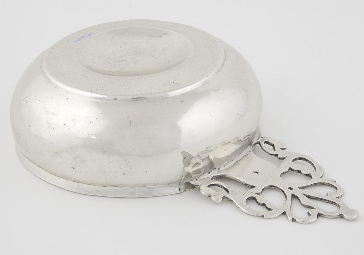 1999.0034 Silver Porringer underside