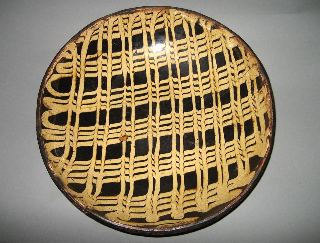 2000.0010.001 Slipware dish