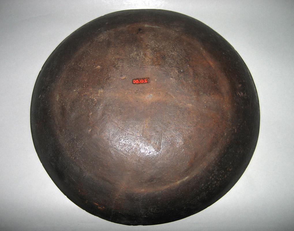 2000.0010.001 Slipware dish underside