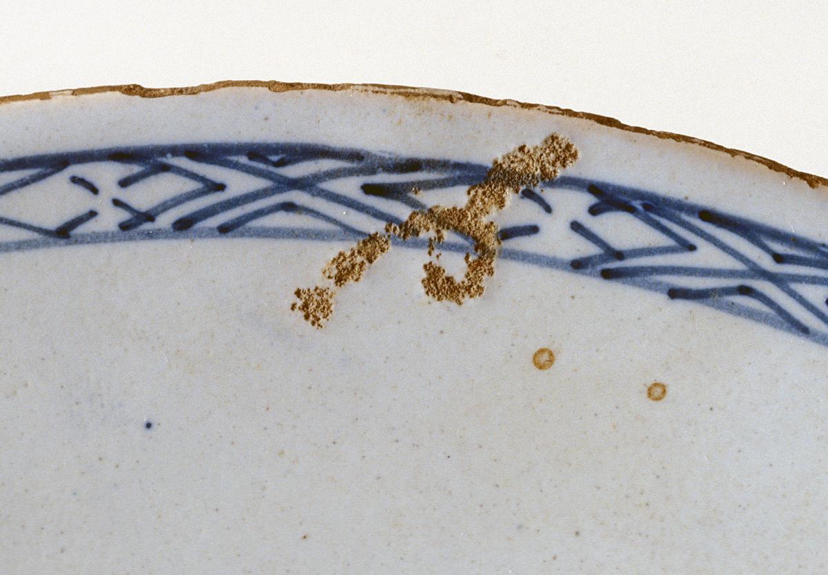 2000.0010.008.001 Plate, Detail 2