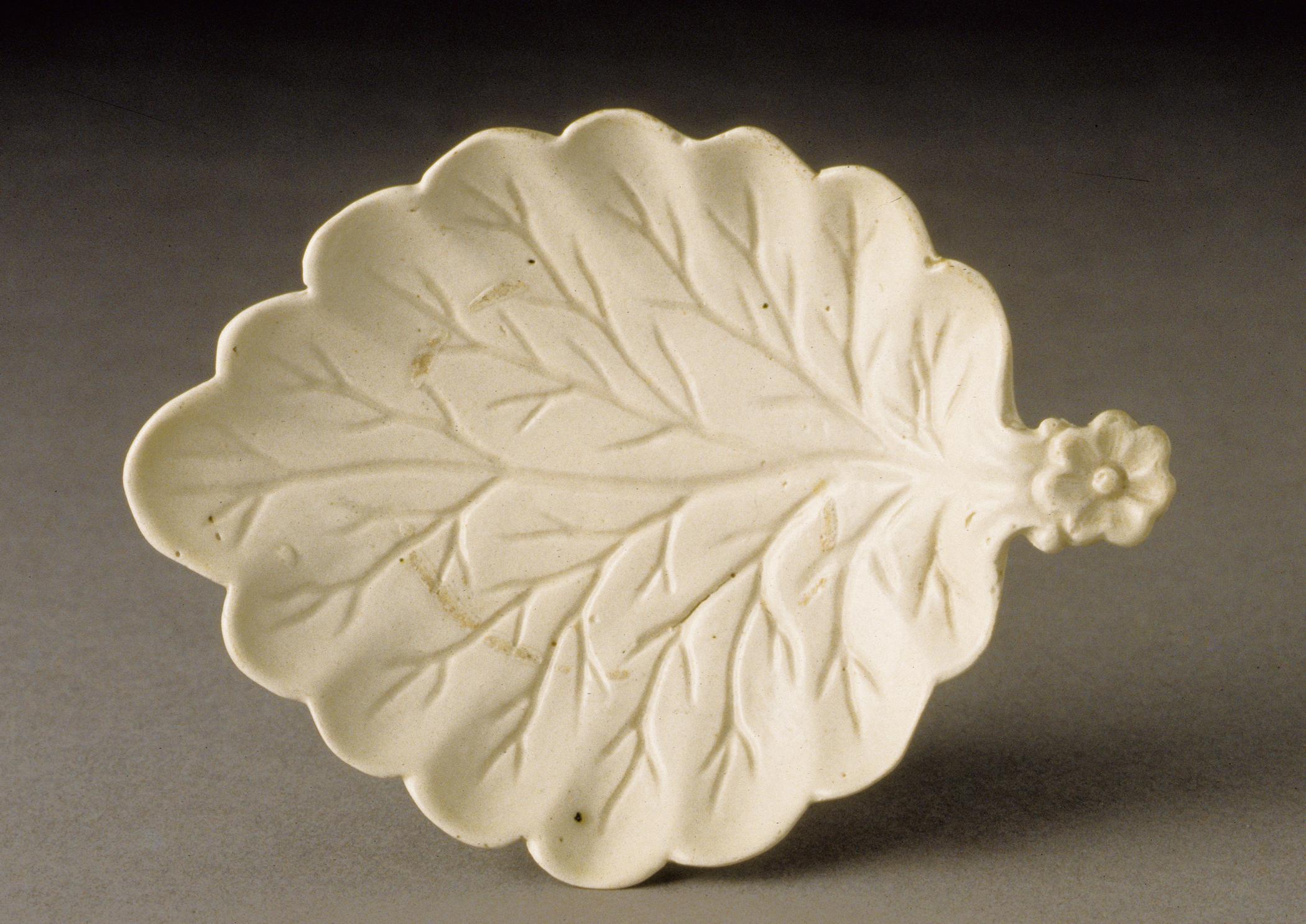 2000.0012.006 Stoneware dish