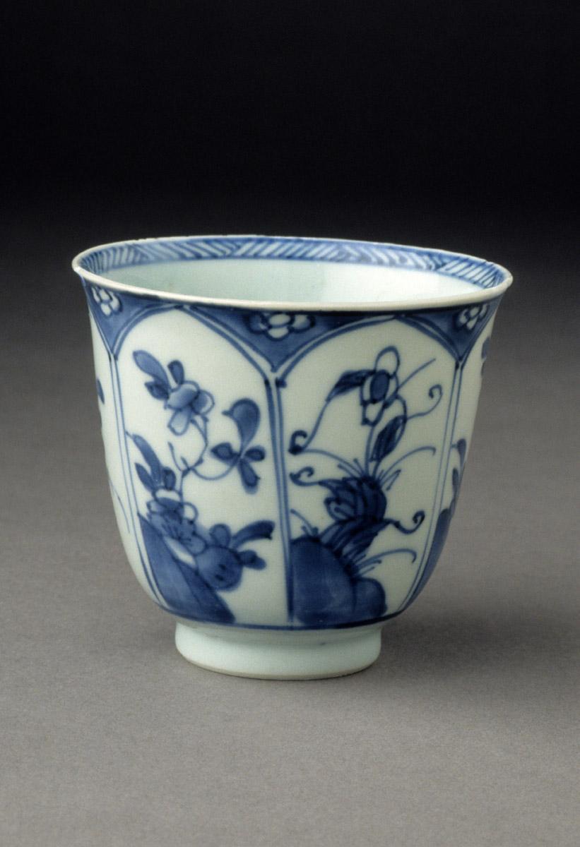 2000.0024.003 Porcelain cup or beaker