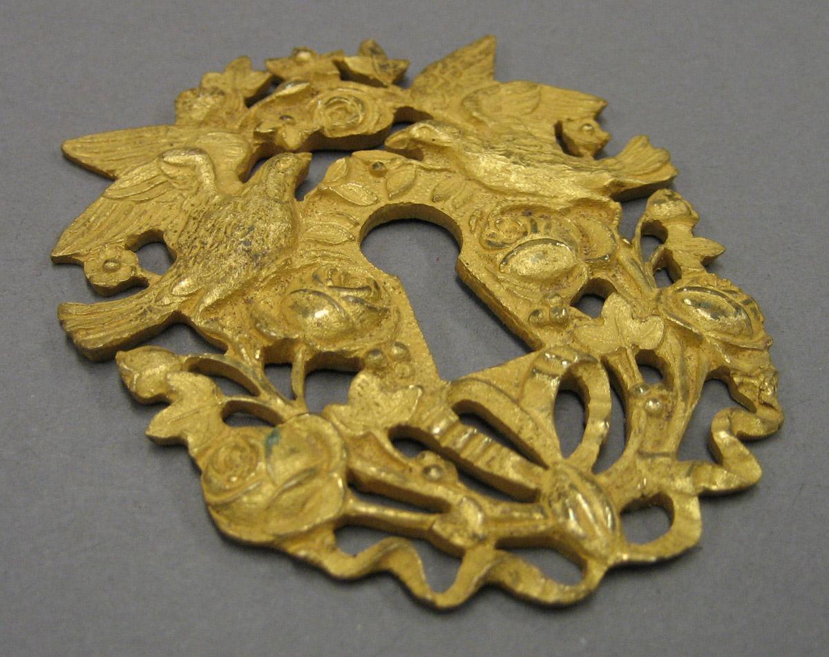 2000.0038.014.001 A Escutcheon