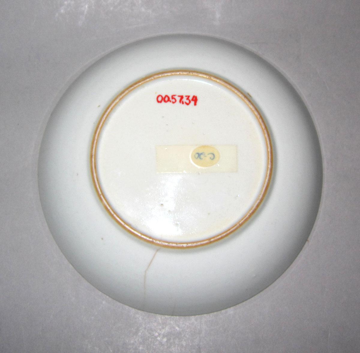 2000.0057.034 Porcelain saucer underside