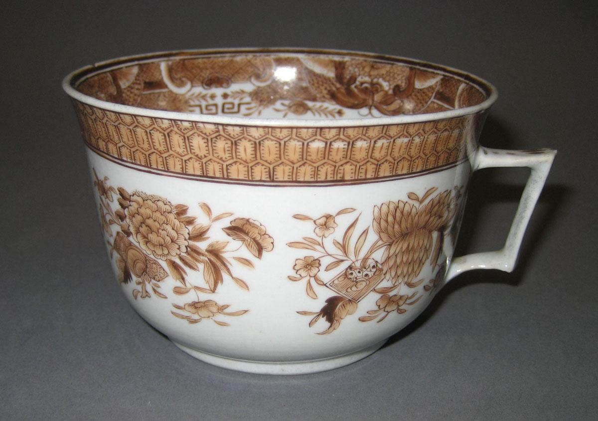 2000.0057.041 Porcelain Teacup side