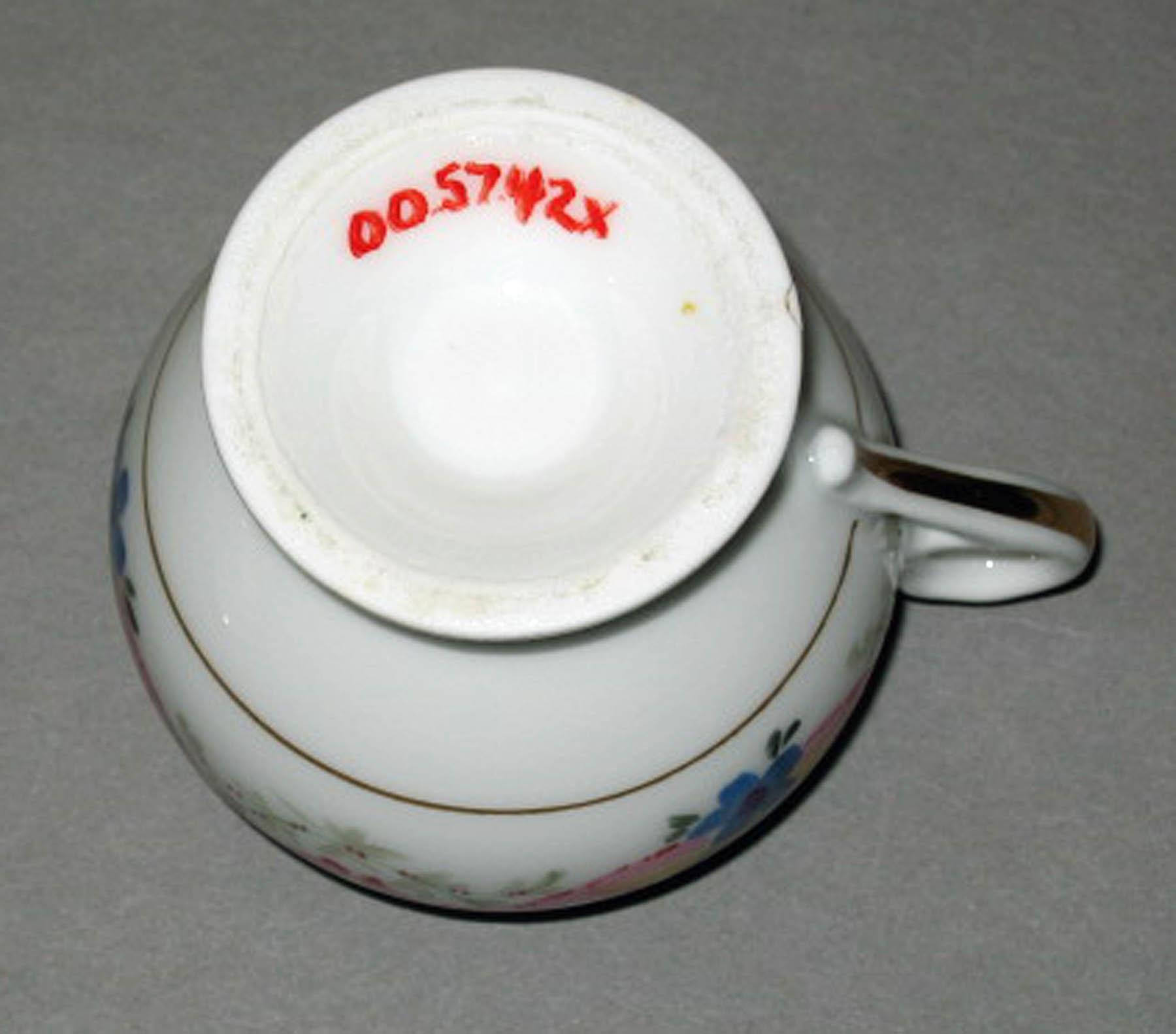 2000.0057.042 X Porcelain pot-de-crème (underside)