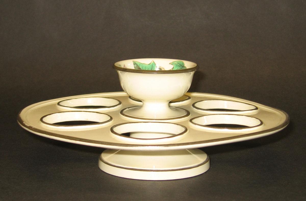 2000.0057.043.014 A Creamware stand