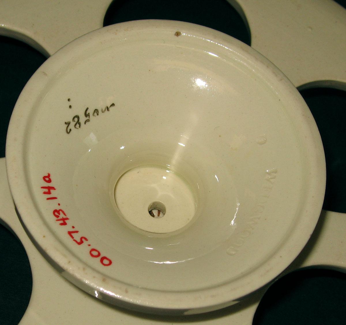 2000.0057.043.014 A Creamware stand (underside)
