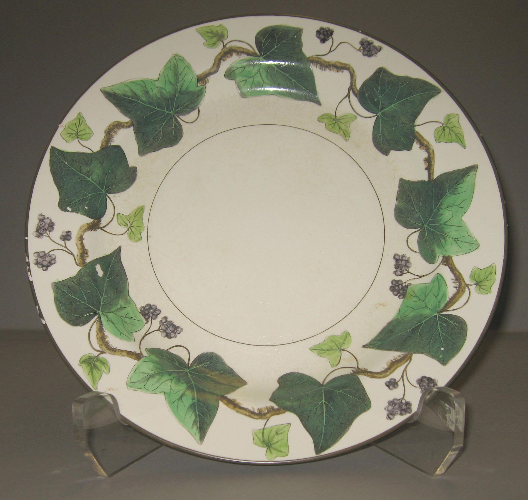 2000.0057.043.040 Creamware plate