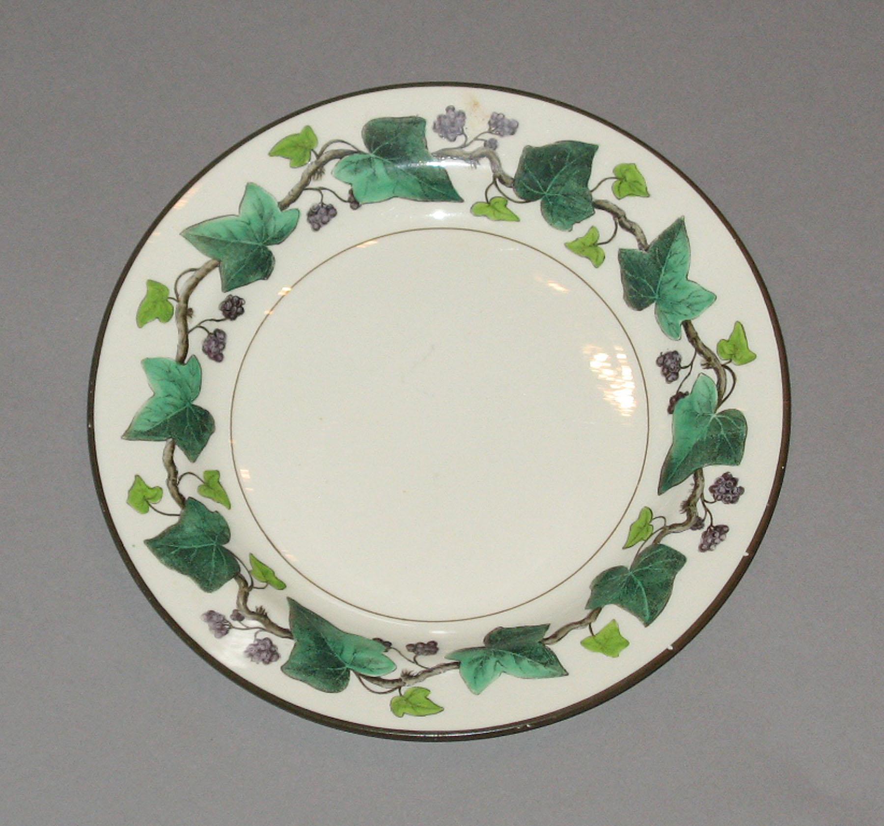 2000.0057.043.070 Creamware plate