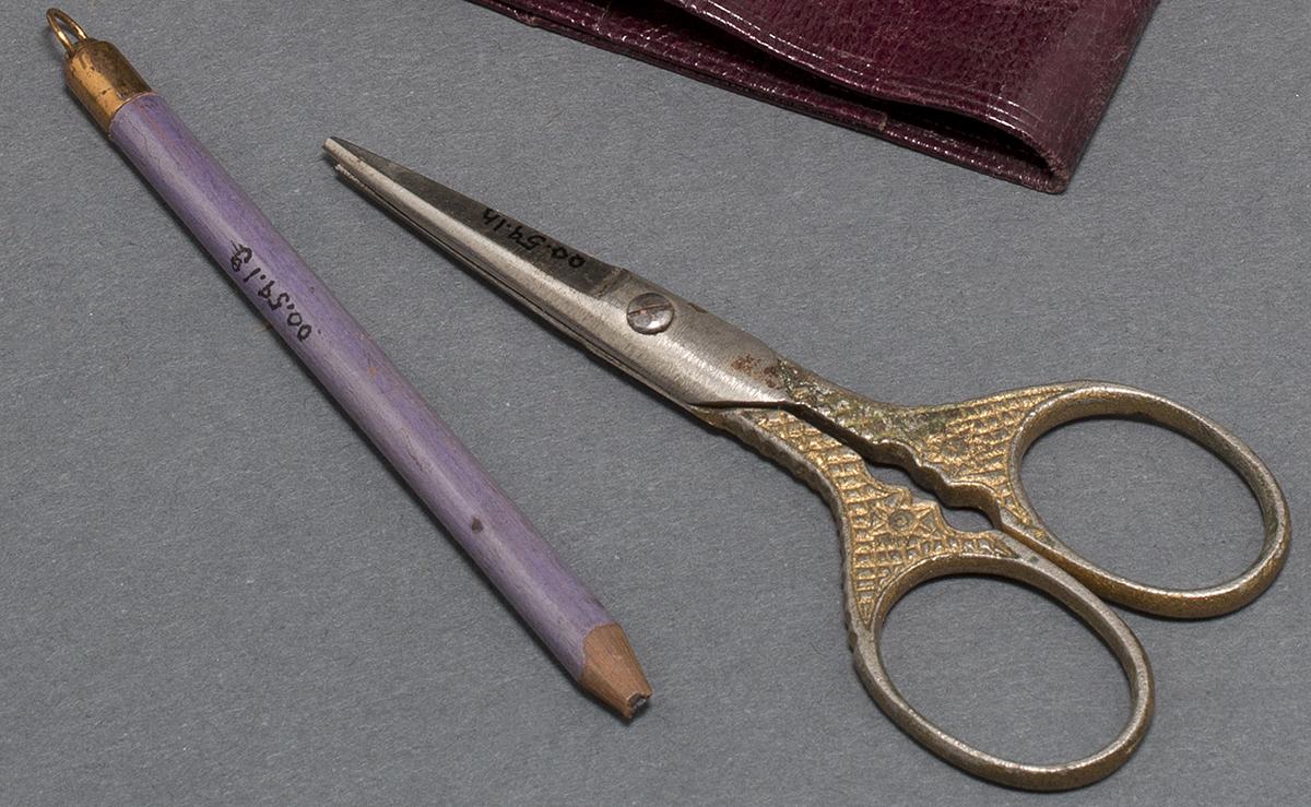 2000.0059.001 F,G Pencil and Scissors