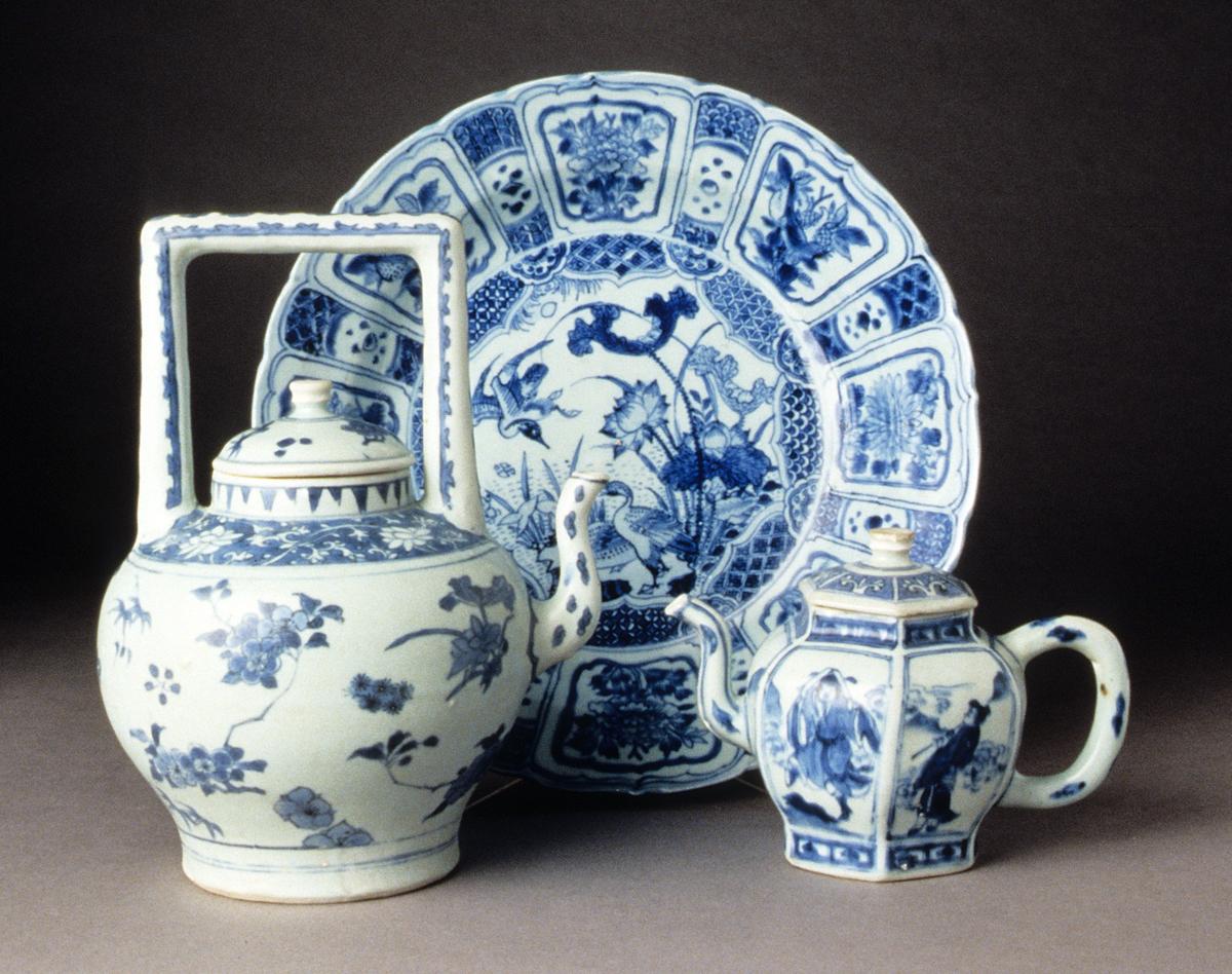 2000.0061.002,.049,.050 Dish and Teapots