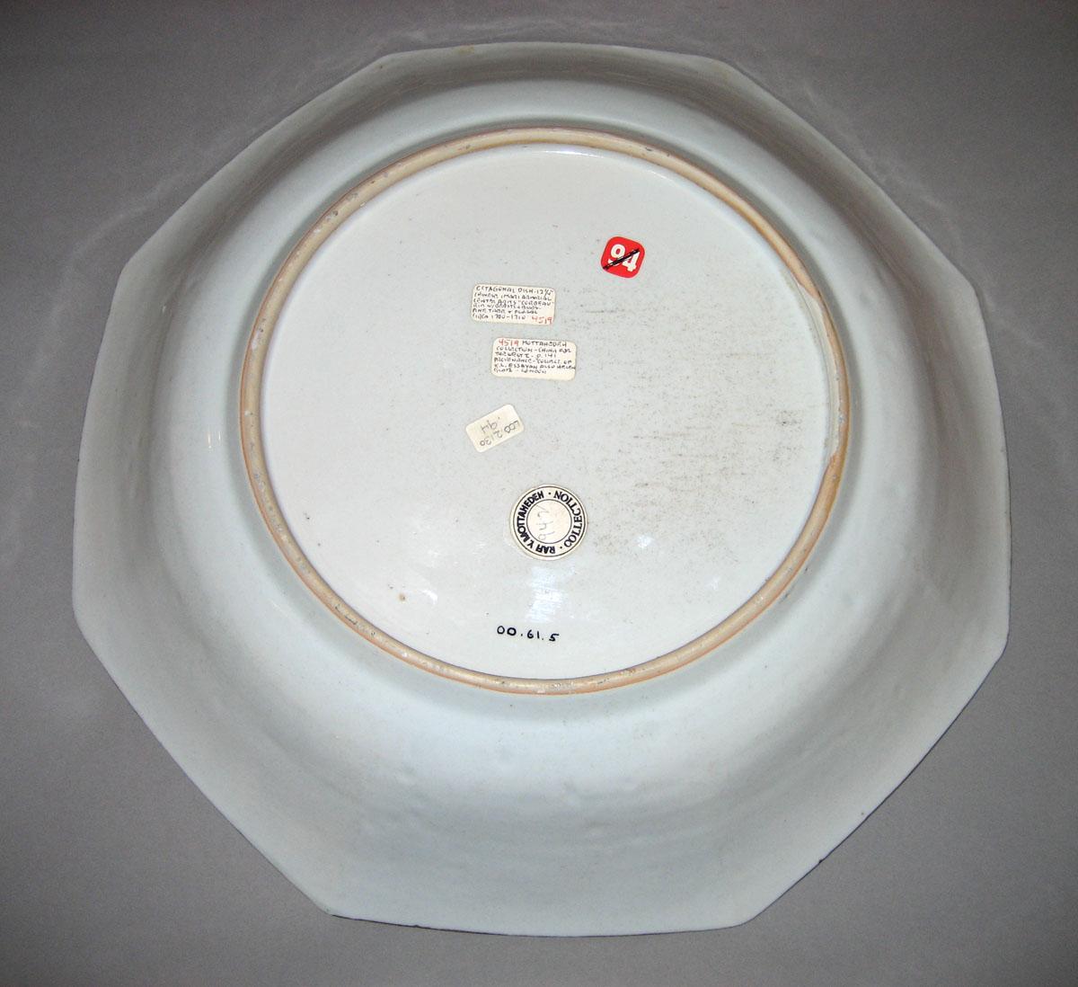 2000.0061.005 Porcelain dish underside