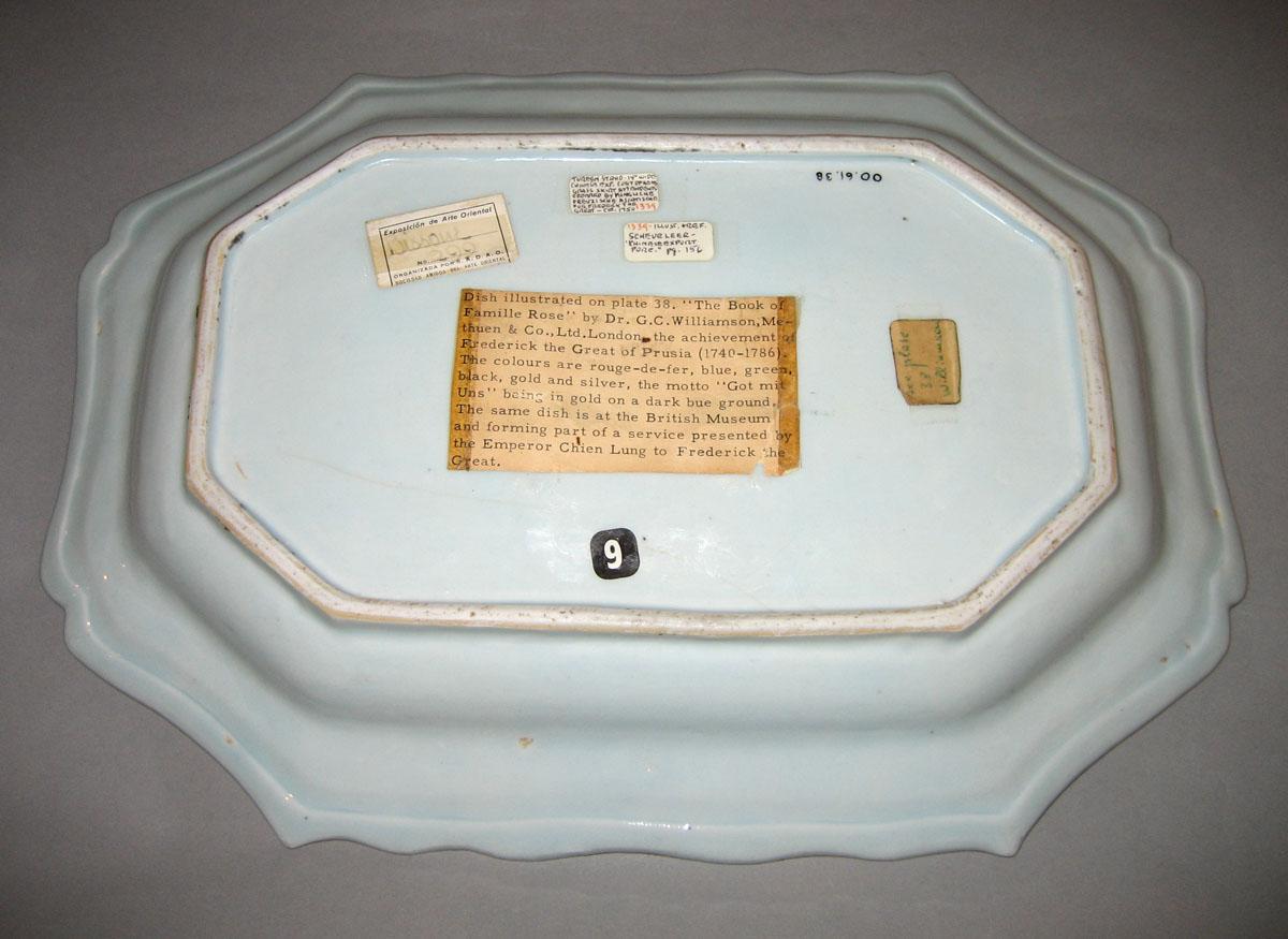 2000.0061.038 Porcelain tureen stand underside