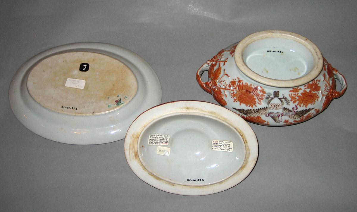 2000.0061.042 A,B,C Porcelain tureen and stand underside