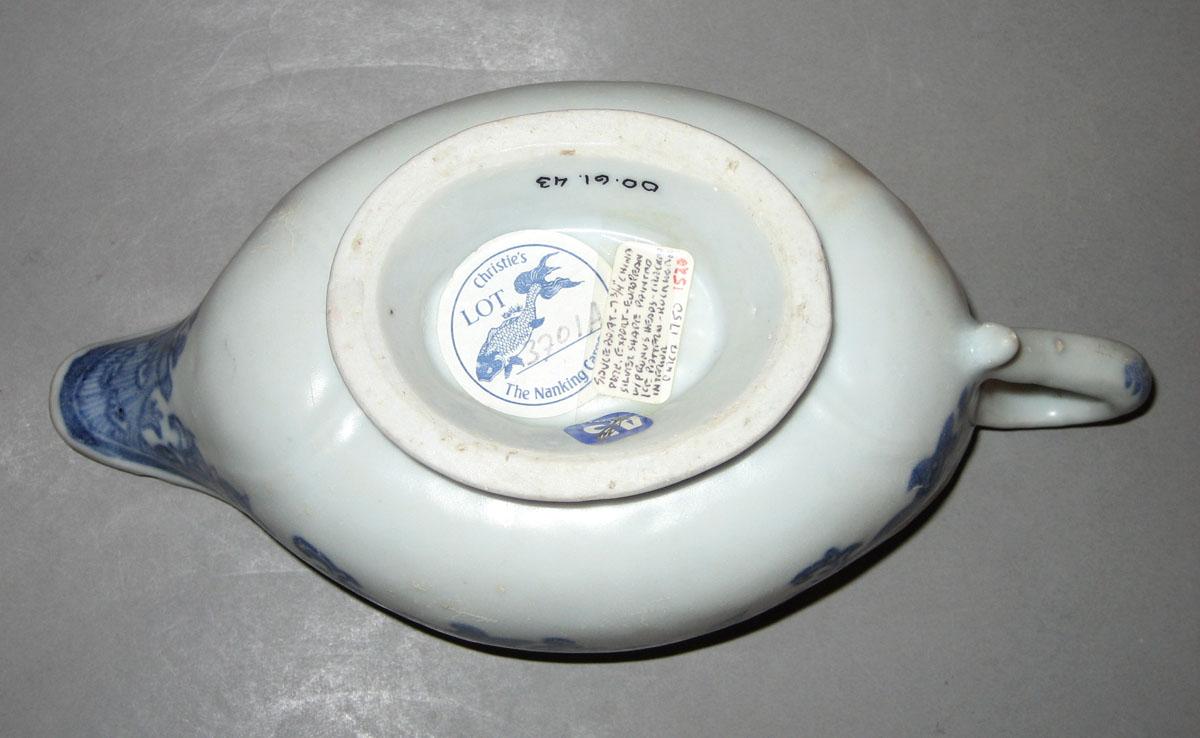 2000.0061.043 Porcelain sauceboat underside