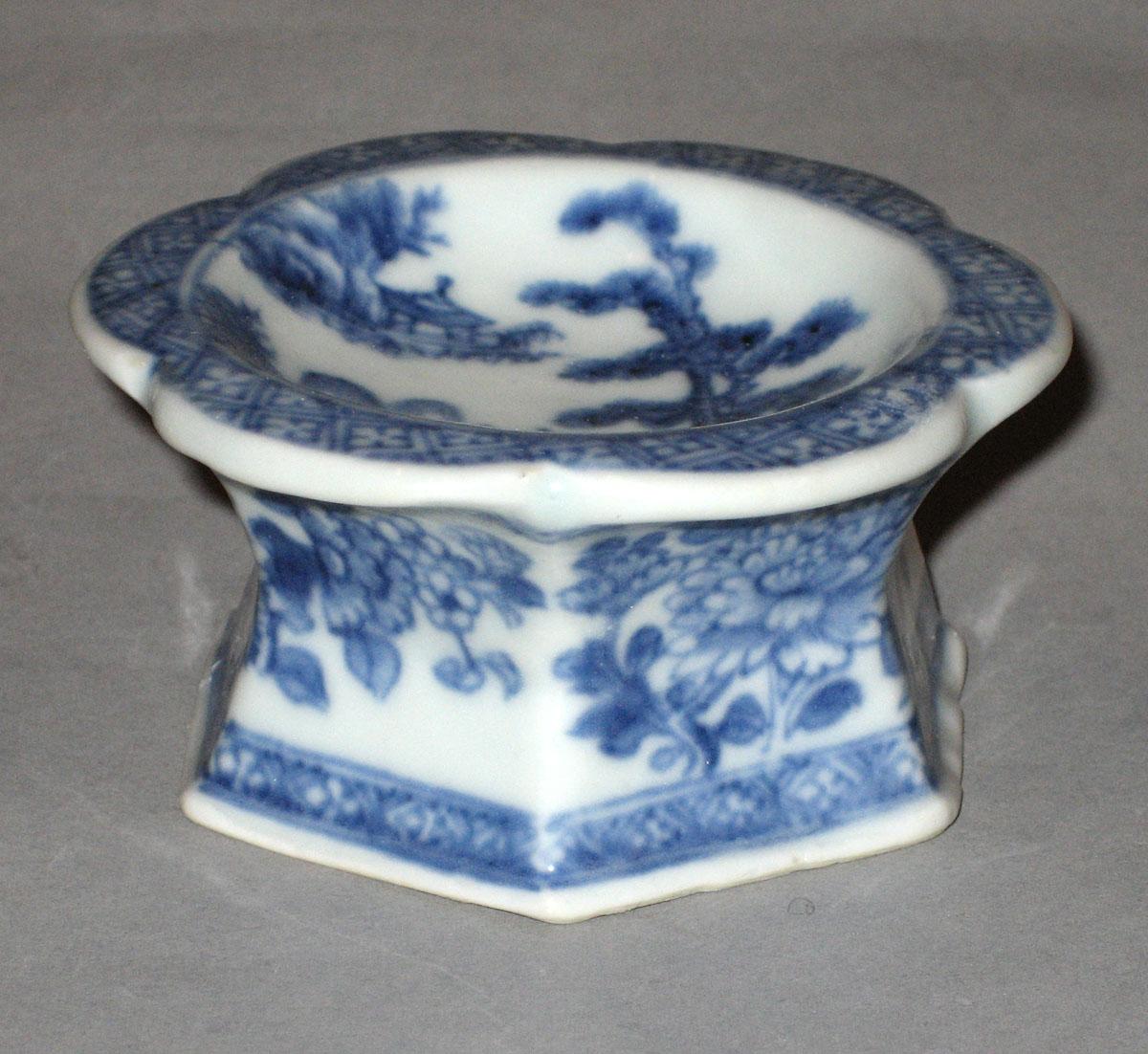2000.0061.044.001 Porcelain salt