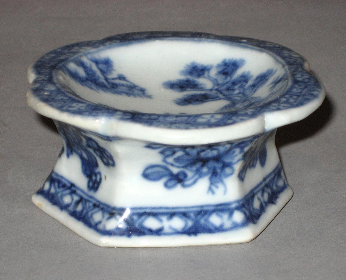 2000.0061.044.002 Porcelain salt