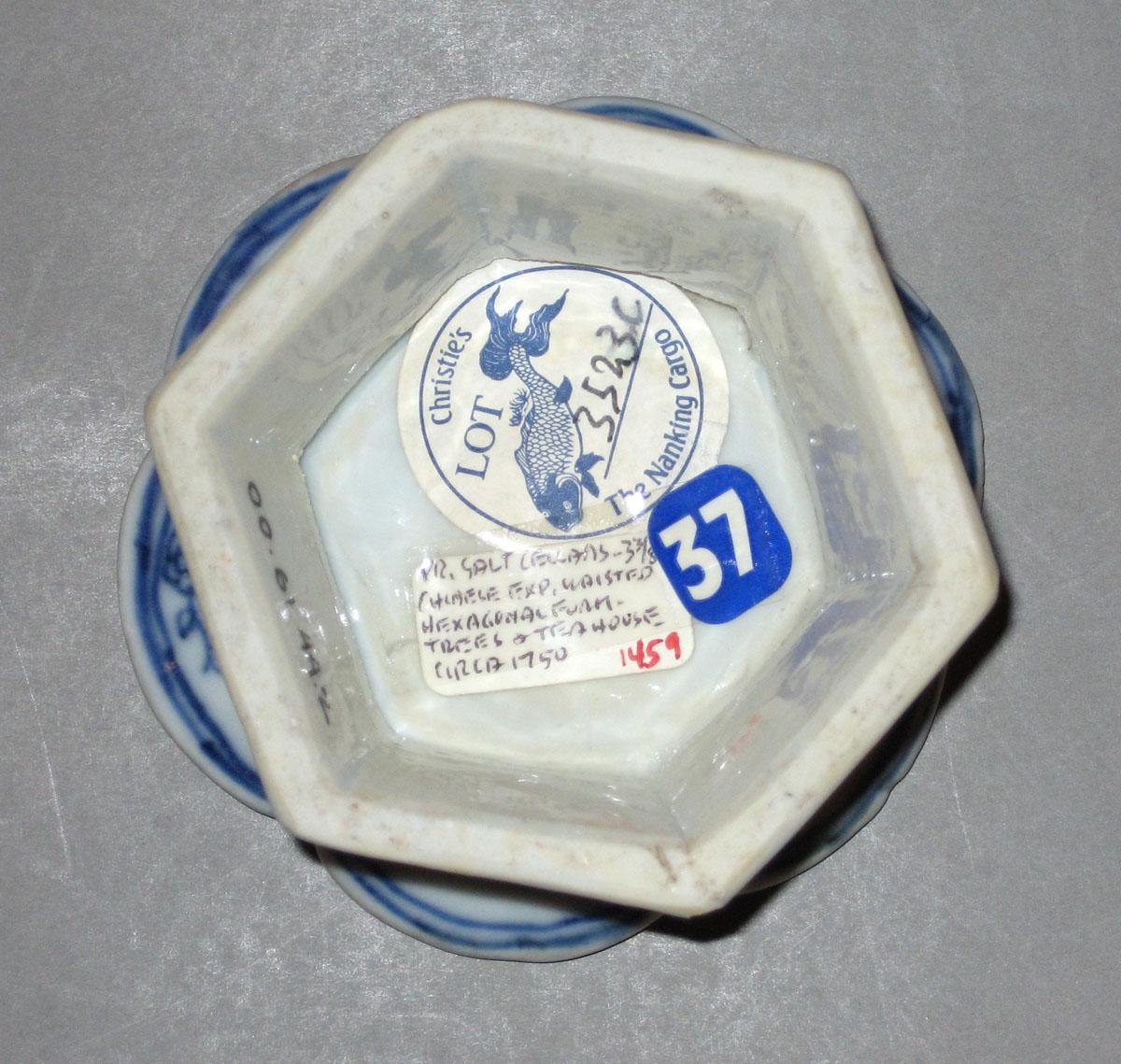 2000.0061.044.002 Porcelain salt underside