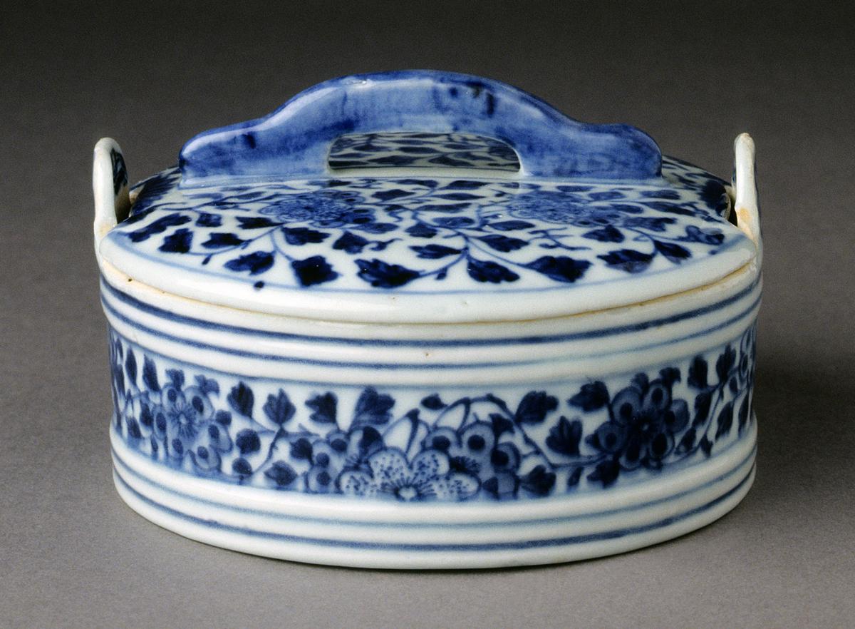2000.0061.047 A,B Porcelain butter dish