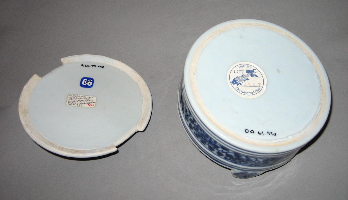 2000.0061.047 A Porcelain butter dish underside