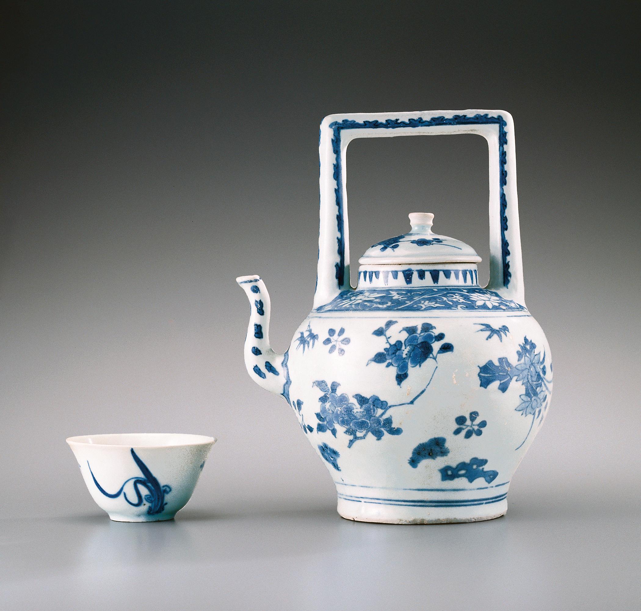 2000.0061.060.001 and 2000.0061.049 A, B, Teabowl and teapot