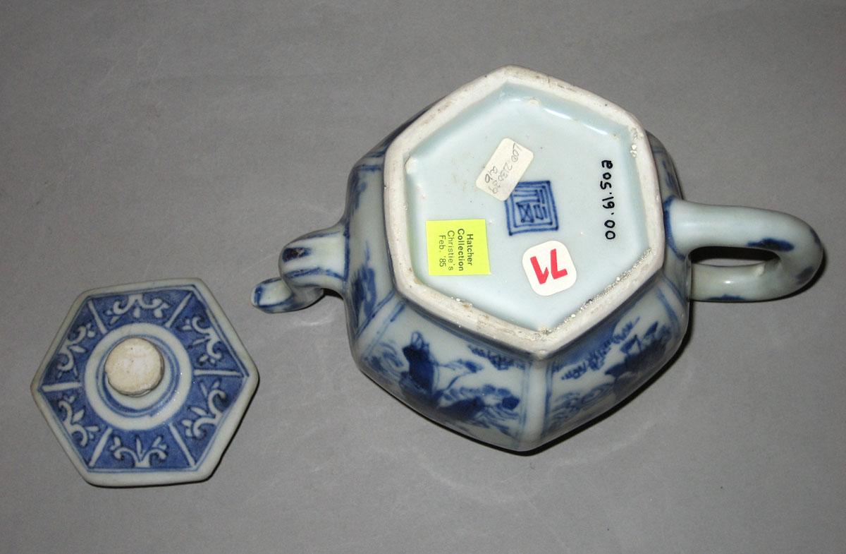 2000.0061.050 A,B Porcelain teapot underside