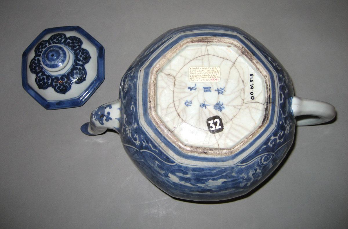 2000.0061.051 A,B Porcelain teapot underside