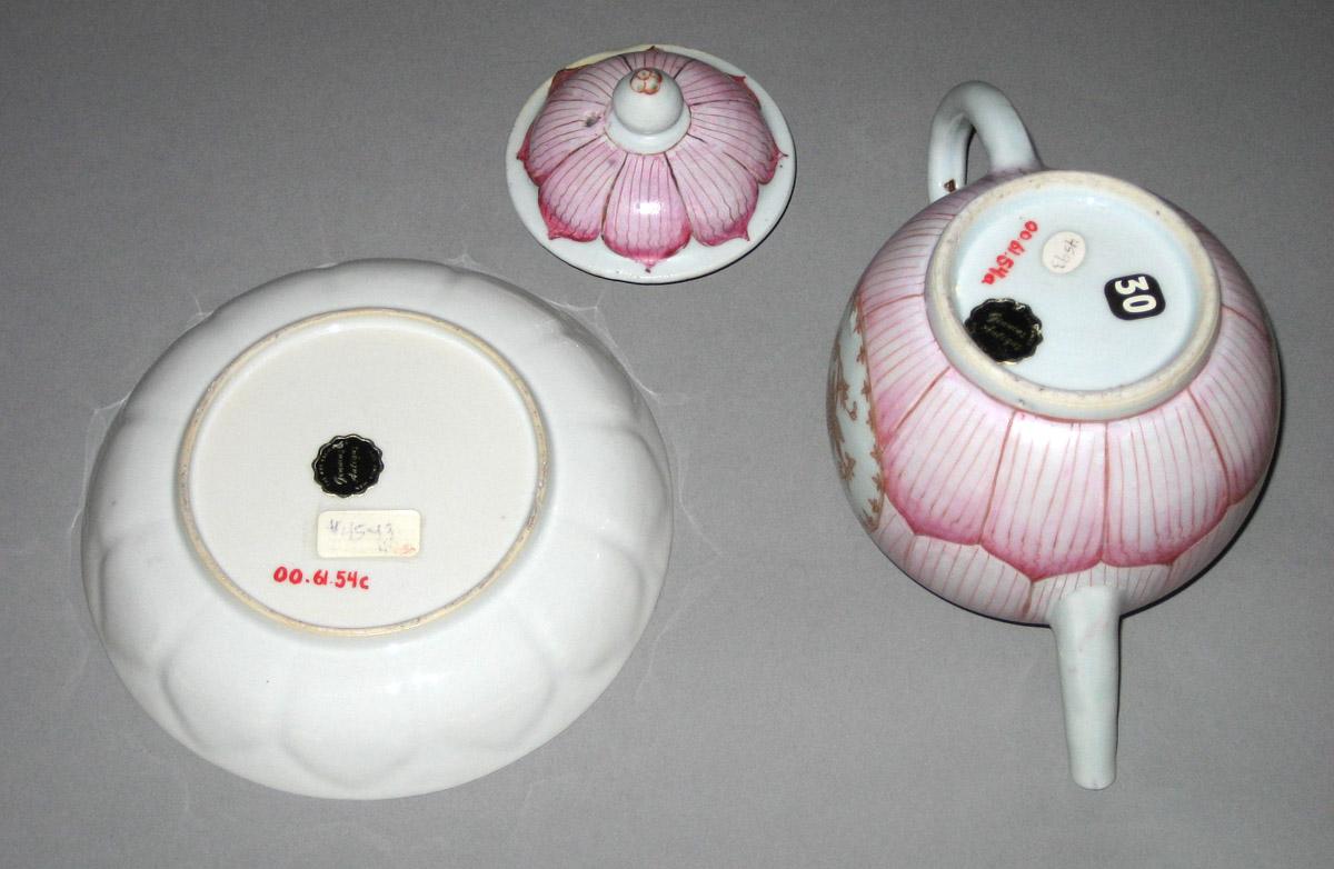 2000.0061.054 Teapot and tray undersides