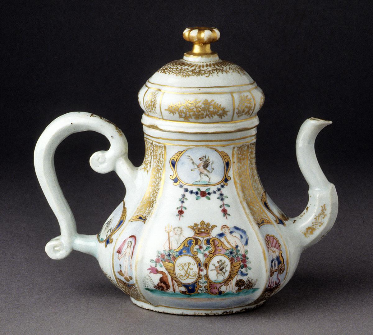 2000.0061.058 A,B Porcelain teapot
