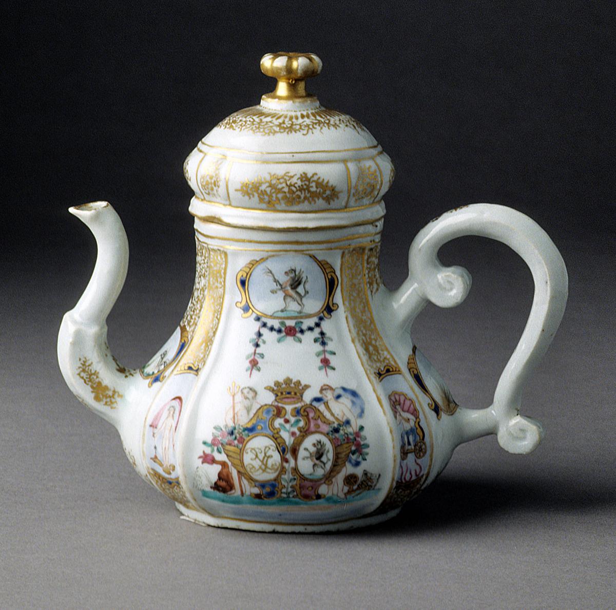 2000.0061.058 A,B Porcelain teapot face 2