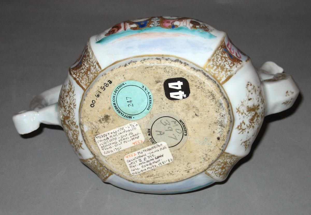 2000.0061.058 A Porcelain teapot underside