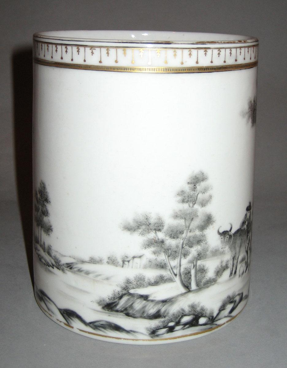 2000.0061.071.002 Porcelain mug front