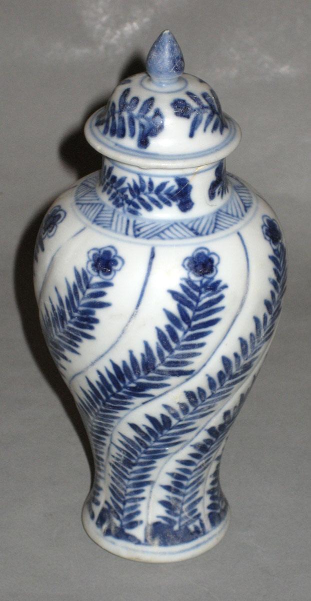 2000.0061.083.001 A,B Porcelain flower container