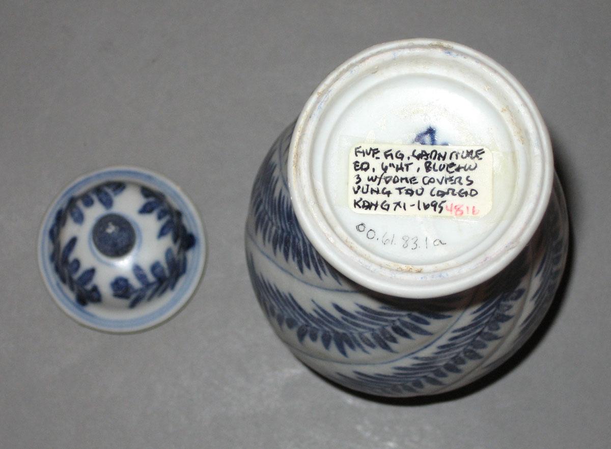 2000.0061.083.001 A,B Porcelain flower container underside