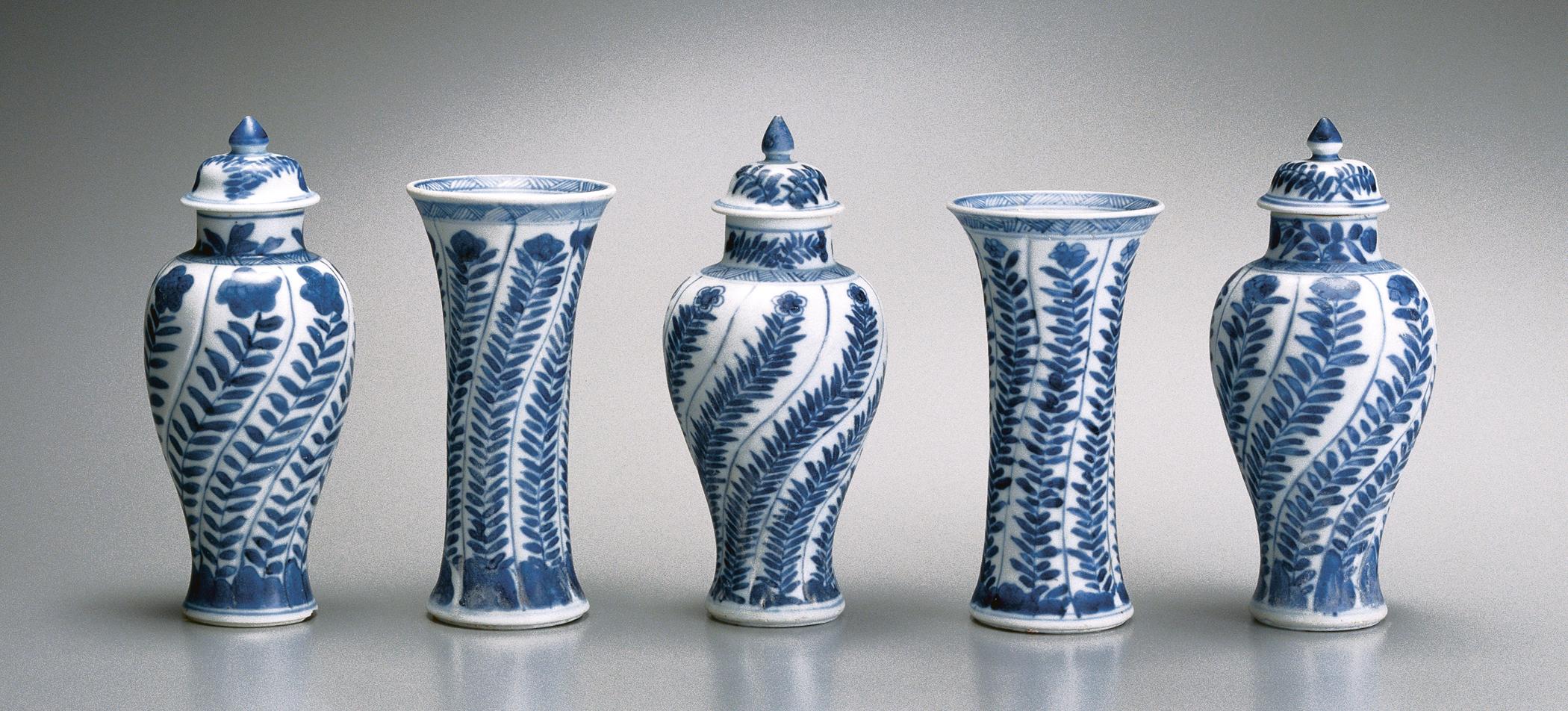 2000.0061.083.001-.005 Garniture (Vases)