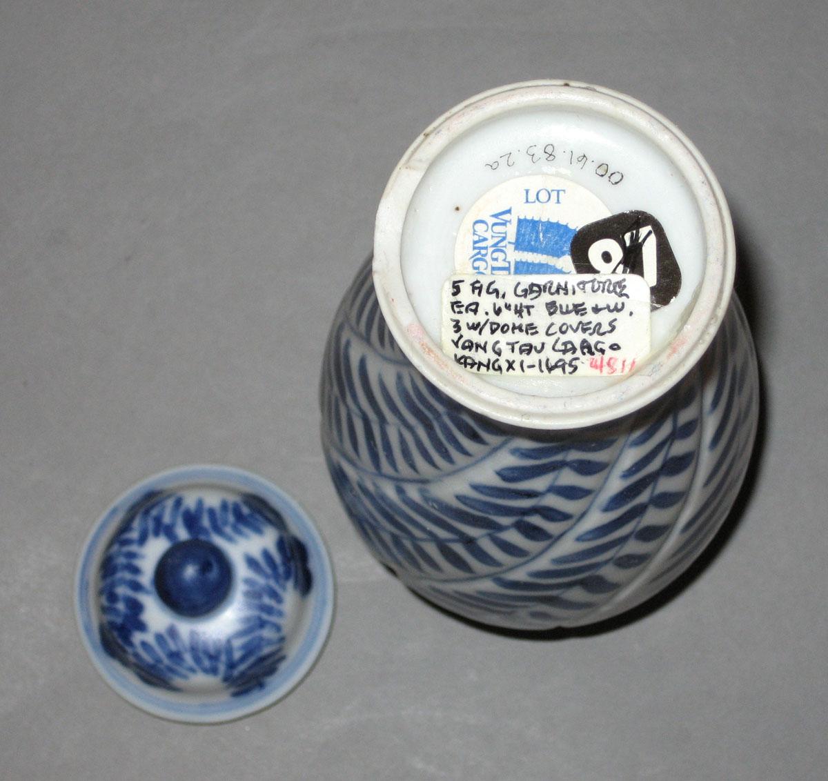 2000.0061.083.002 A,B Porcelain flower container underside
