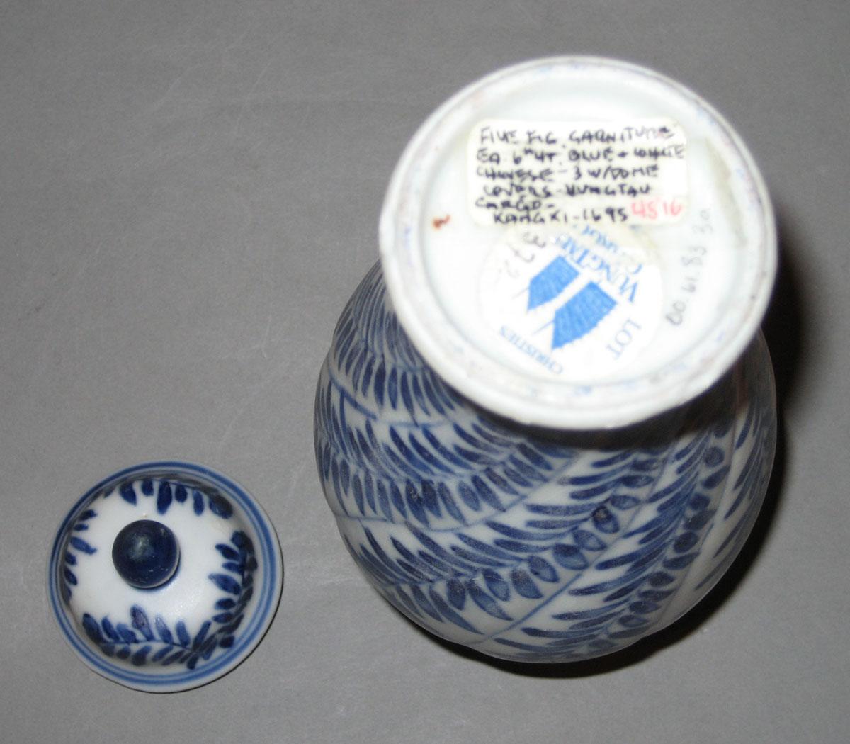 2000.0061.083.003 A,B Porcelain flower container underside