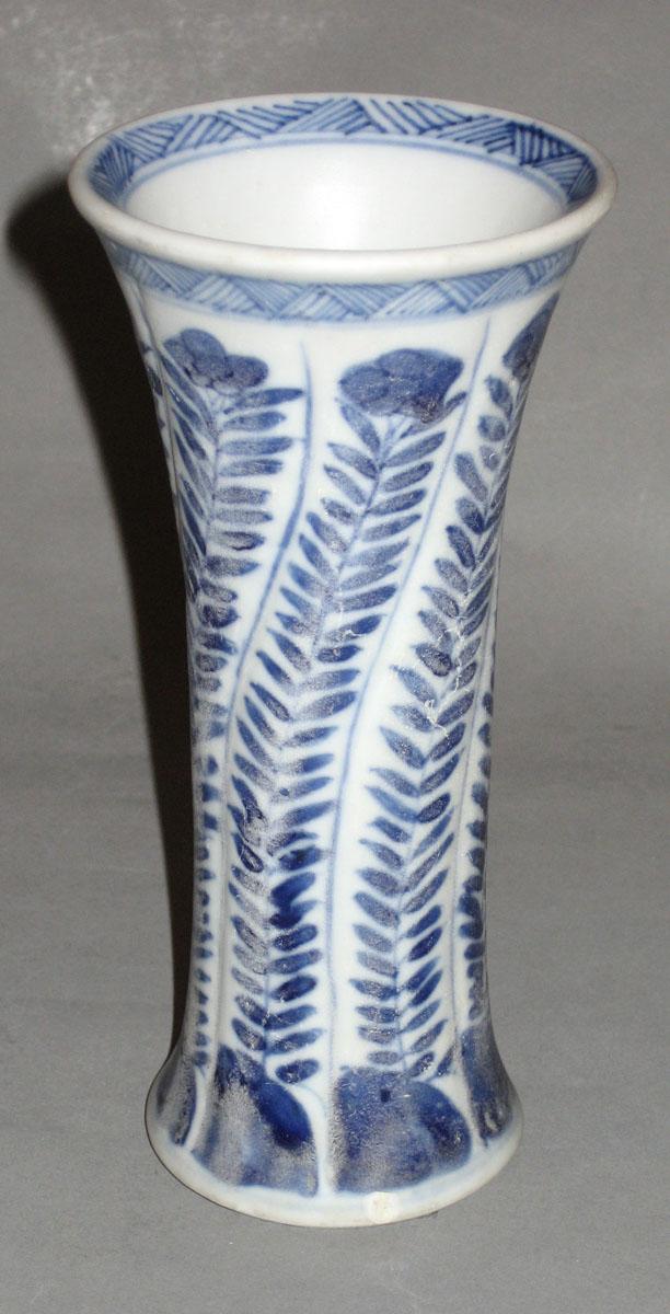2000.0061.083.004 Porcelain flower container