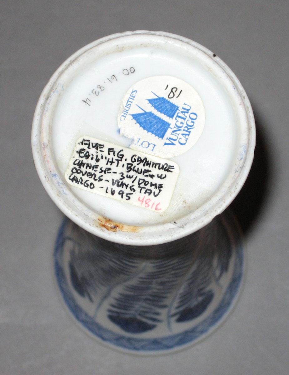 2000.0061.083.004 Porcelain flower container underside