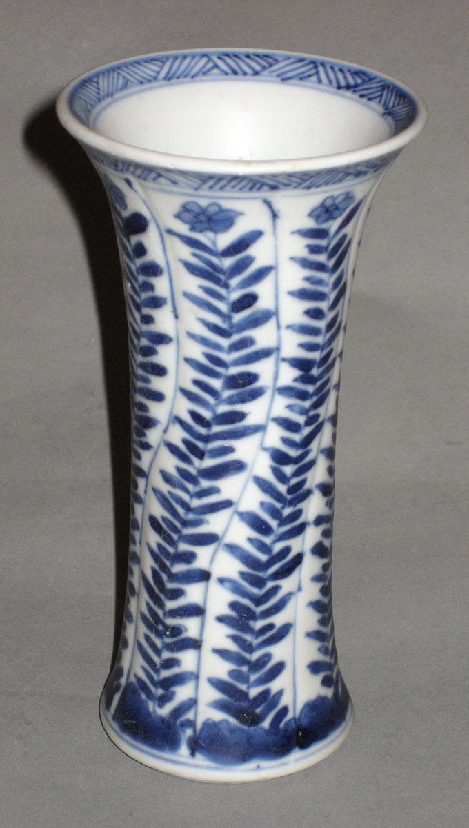 2000.0061.083.005 Porcelain flower container