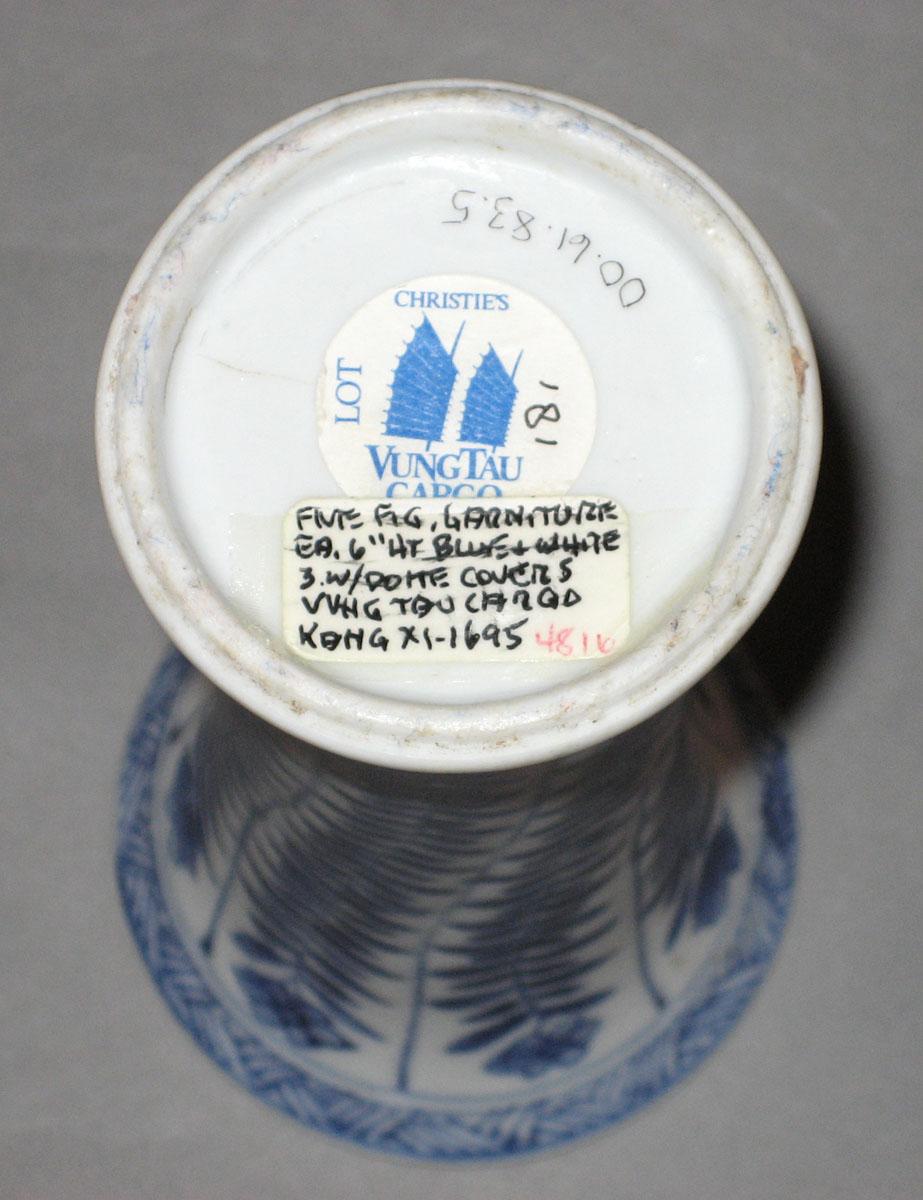 2000.0061.083.005 Porcelain flower container underside