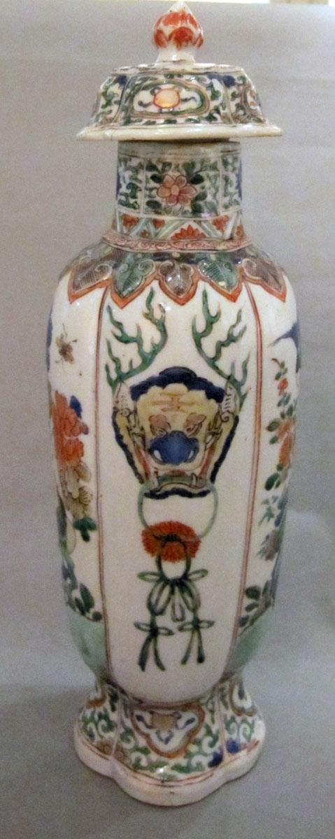 2000.0061.084.001 A,B Porcelain flower container face 2