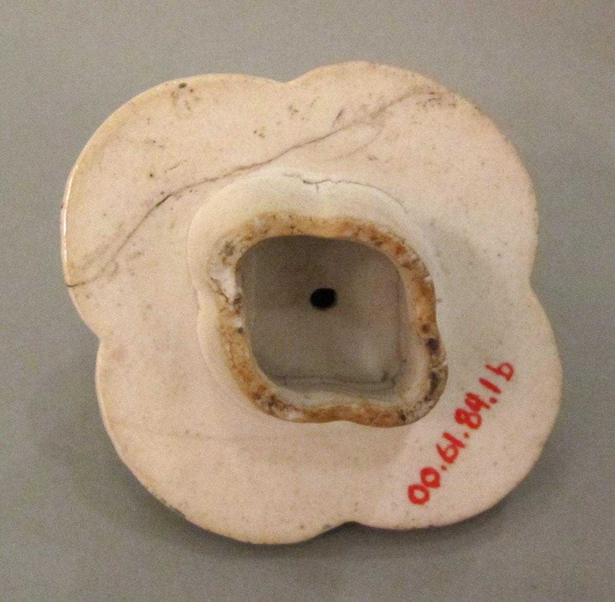 2000.0061.084.001 B Porcelain flower container underside