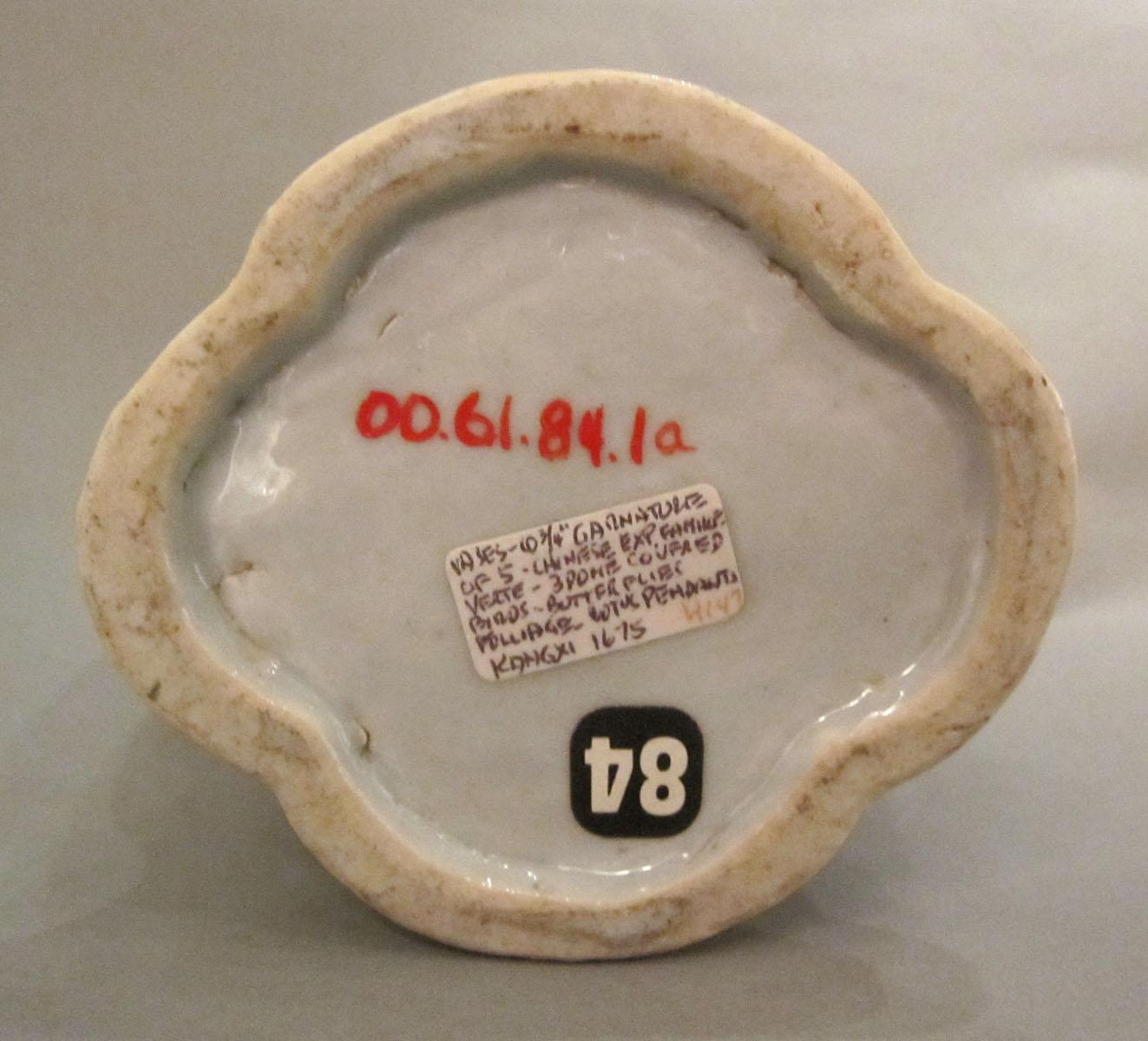 2000.0061.084.001 A Porcelain flower container underside