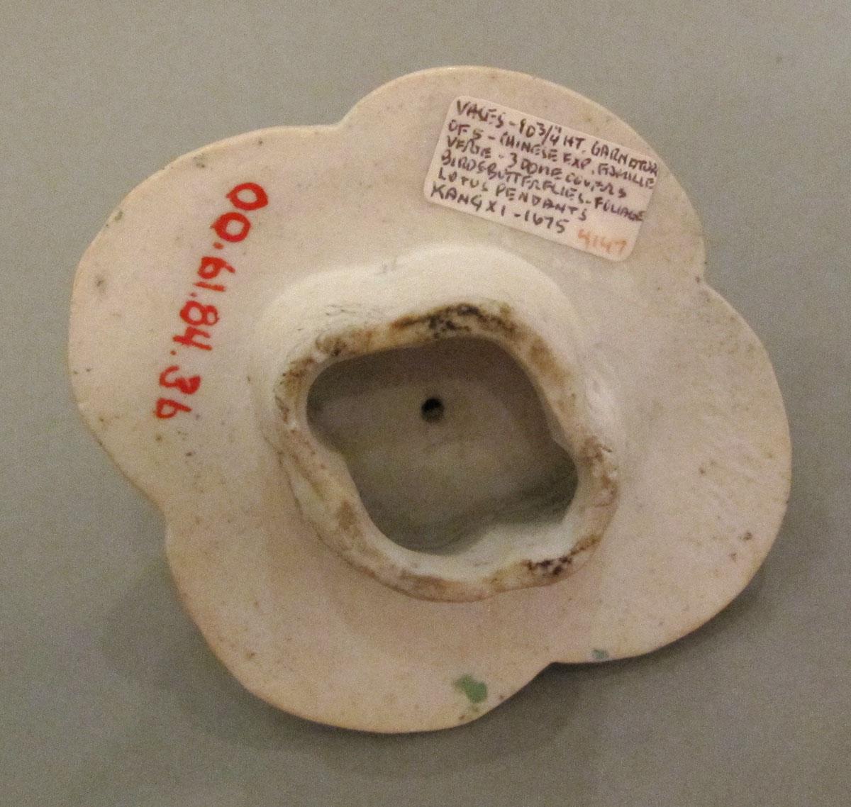 2000.0061.084.002 B Porcelain flower container underside