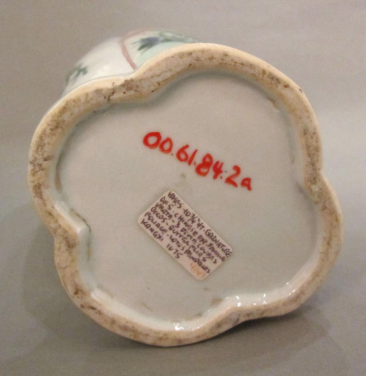 2000.0061.084.002 A Porcelain flower container underside