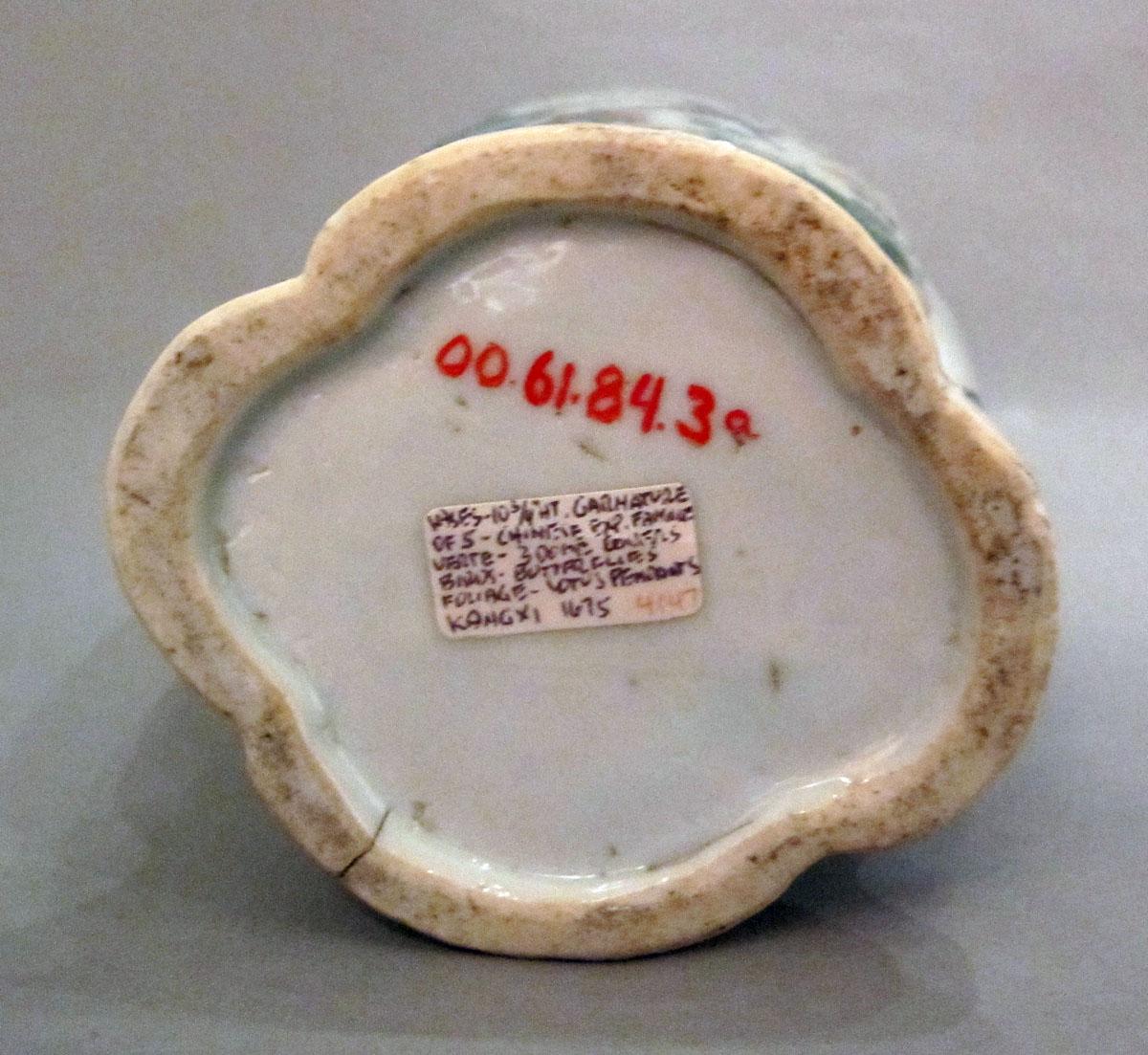 2000.0061.084.003 A Porcelain flower container underside